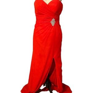 Stunning Cherry RED chiffon strapless evening Gown size 10. Beautiful Dress 👗.
